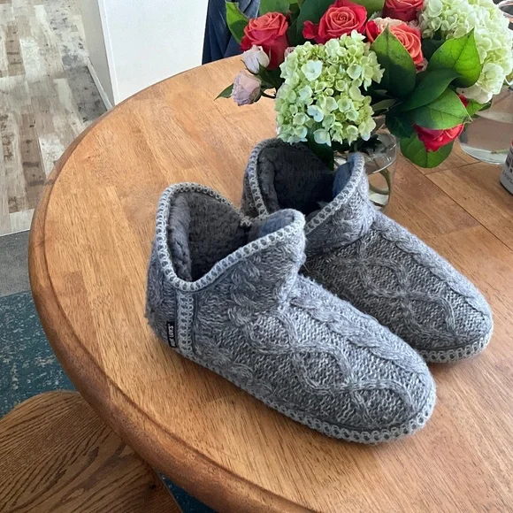 MUK LUKS NWOT KNIT SLIPPER BOOT SIZE 9-10 - Picture 1 of 2